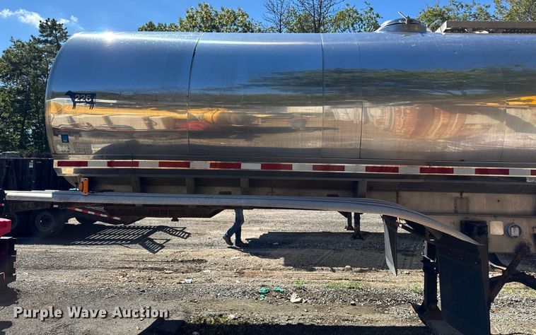 image for item EV5069 1986 Walker stainless TBTC-8002 vacuum trailer