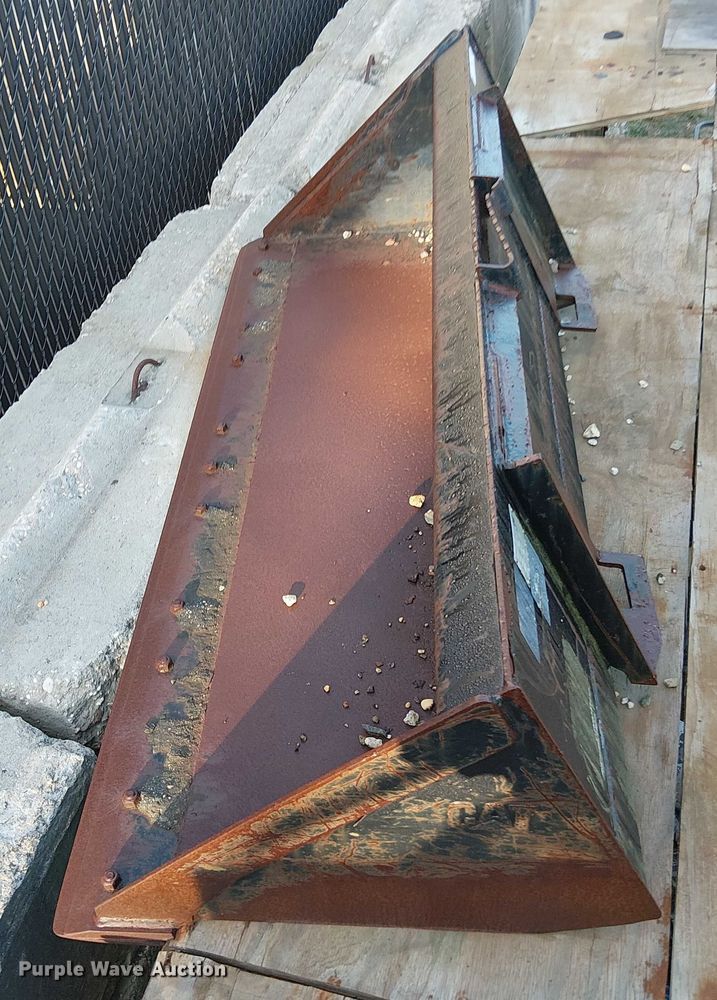 image for item EV5132 Caterpillar skid steer bucket