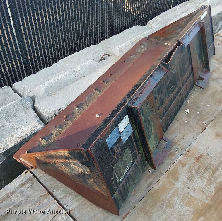 image for item EV5132 Caterpillar skid steer bucket