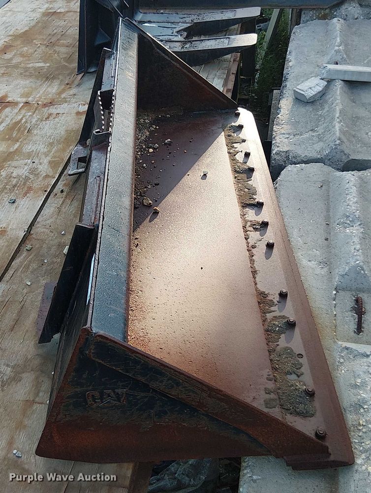 image for item EV5132 Caterpillar skid steer bucket