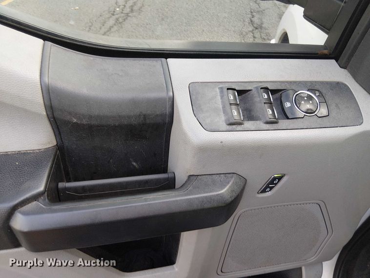 image for item EV5160 2019 Ford F350 Super Duty SuperCab pickup truck