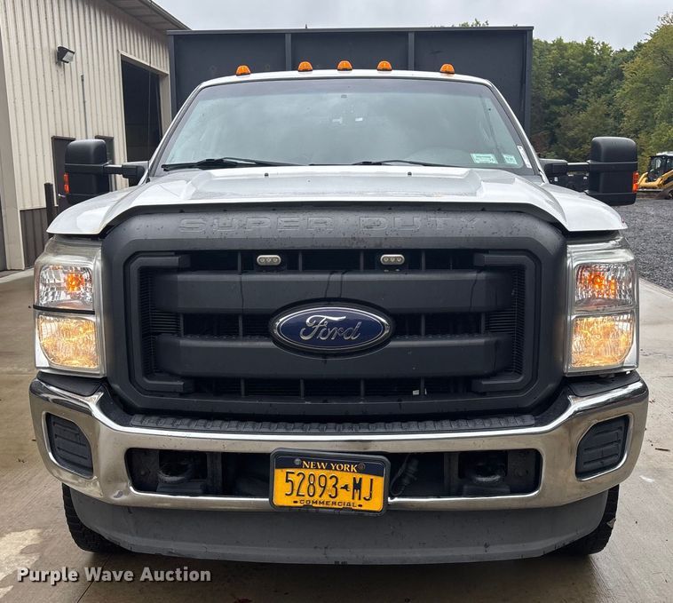 image for item EV5271 2016 Ford F350 Super Duty  flatbed pickup truck