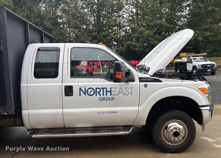 image for item EV5271 2016 Ford F350 Super Duty  flatbed pickup truck