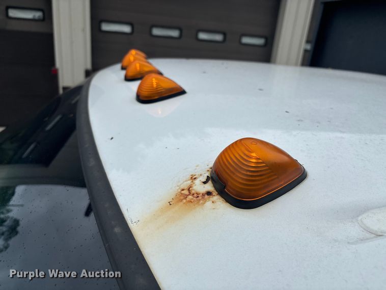 image for item EV5271 2016 Ford F350 Super Duty  flatbed pickup truck