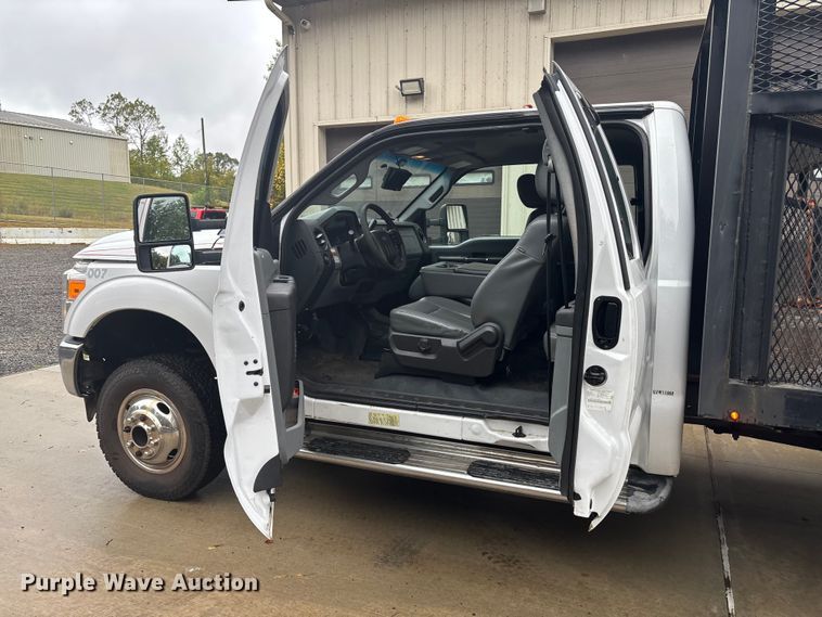 image for item EV5271 2016 Ford F350 Super Duty  flatbed pickup truck