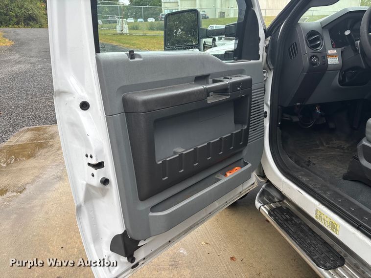 image for item EV5271 2016 Ford F350 Super Duty  flatbed pickup truck