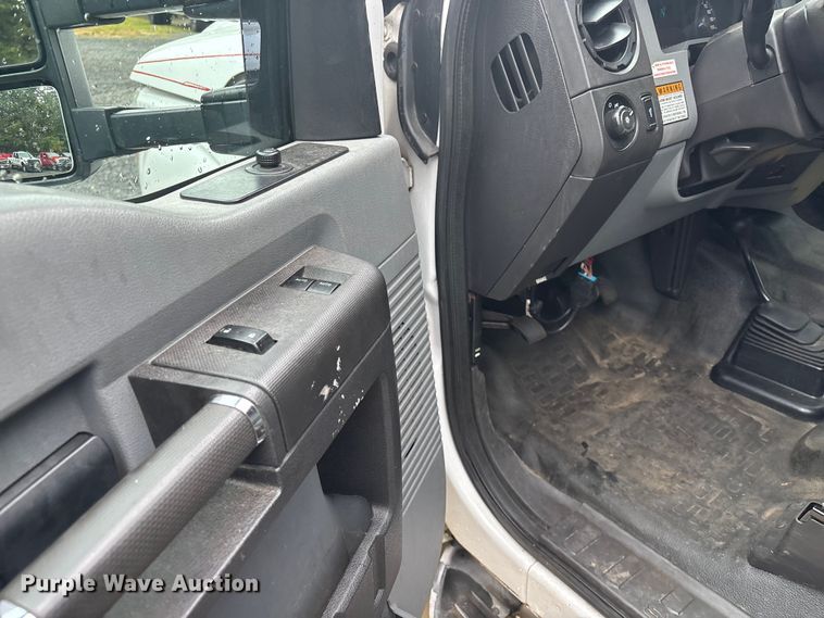 image for item EV5271 2016 Ford F350 Super Duty  flatbed pickup truck