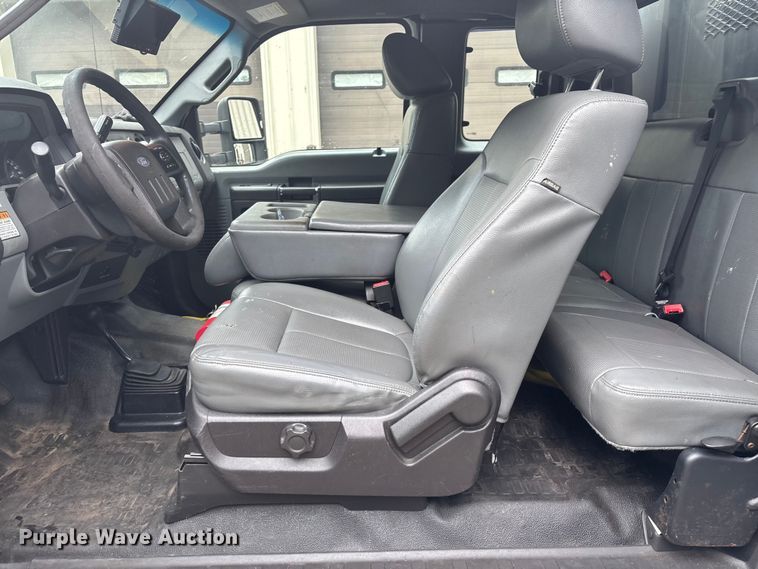 image for item EV5271 2016 Ford F350 Super Duty  flatbed pickup truck