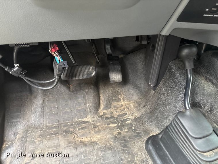 image for item EV5271 2016 Ford F350 Super Duty  flatbed pickup truck