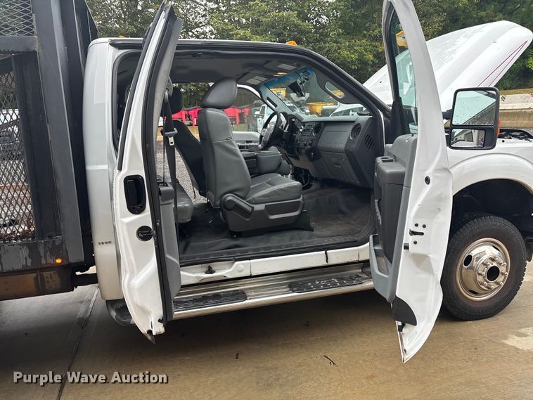 image for item EV5271 2016 Ford F350 Super Duty  flatbed pickup truck