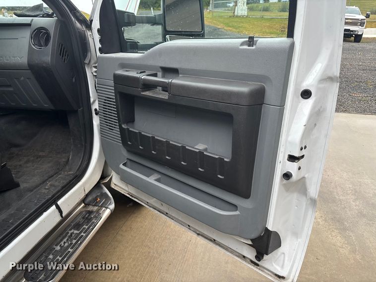 image for item EV5271 2016 Ford F350 Super Duty  flatbed pickup truck