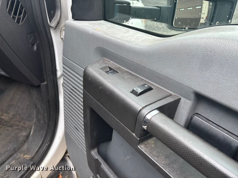 image for item EV5271 2016 Ford F350 Super Duty  flatbed pickup truck