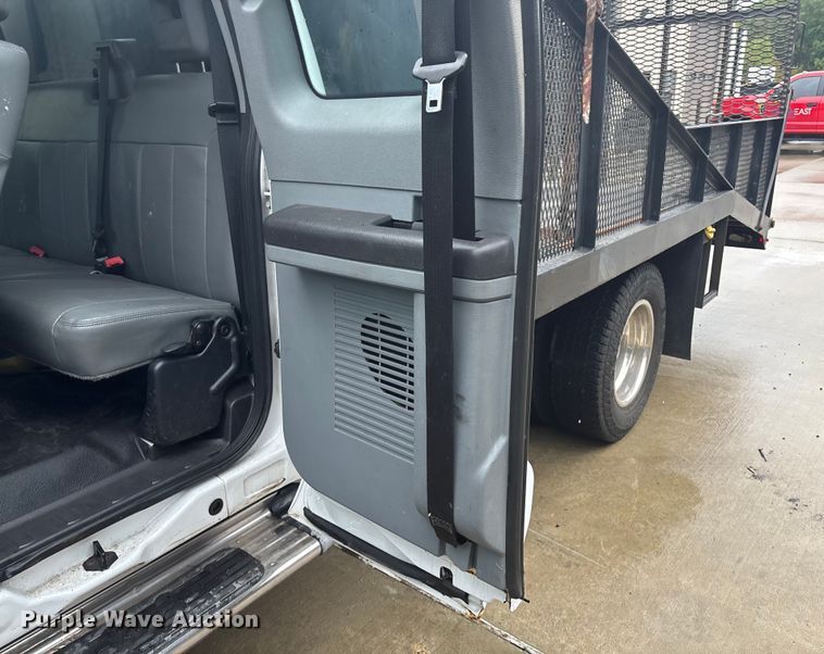 image for item EV5271 2016 Ford F350 Super Duty  flatbed pickup truck