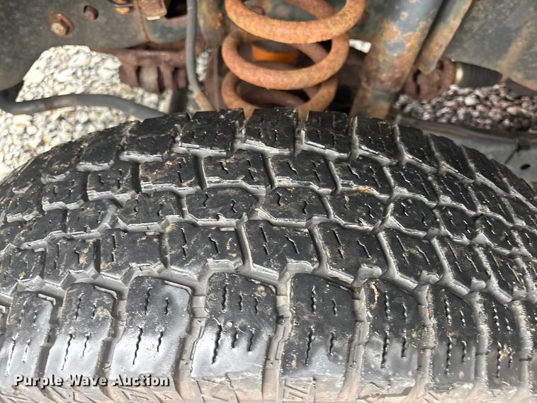 image for item EV5271 2016 Ford F350 Super Duty  flatbed pickup truck