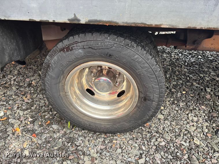 image for item EV5271 2016 Ford F350 Super Duty  flatbed pickup truck