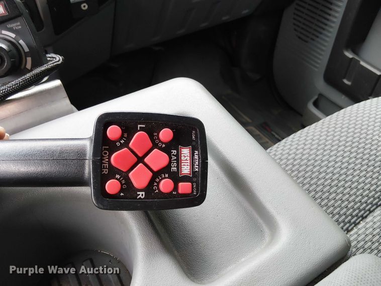 image for item EV5275 2016 Ford F350 Super Duty utility bed pickup truck