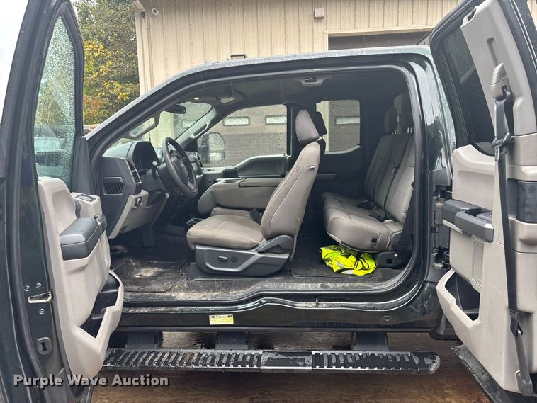 image for item EV5308 2022 Ford F350 Super Duty SuperCab pickup truck