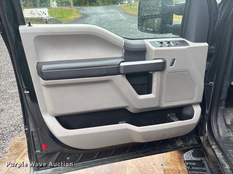 image for item EV5308 2022 Ford F350 Super Duty SuperCab pickup truck