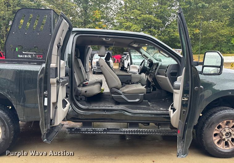 image for item EV5308 2022 Ford F350 Super Duty SuperCab pickup truck