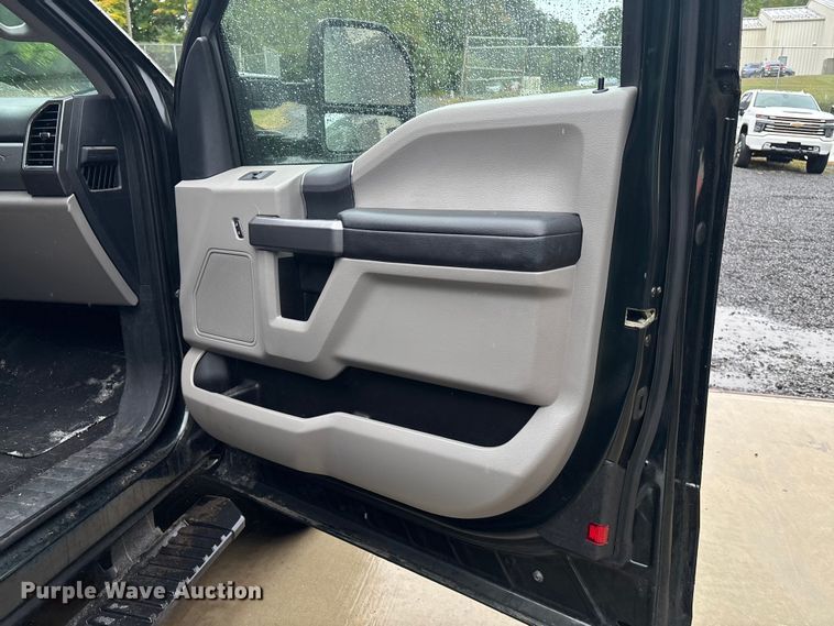 image for item EV5308 2022 Ford F350 Super Duty SuperCab pickup truck