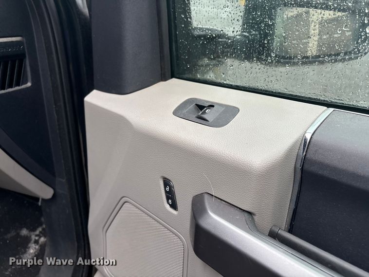 image for item EV5308 2022 Ford F350 Super Duty SuperCab pickup truck