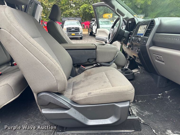 image for item EV5308 2022 Ford F350 Super Duty SuperCab pickup truck