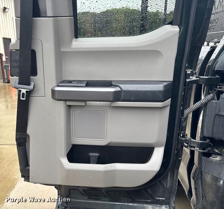 image for item EV5308 2022 Ford F350 Super Duty SuperCab pickup truck