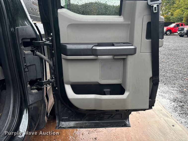 image for item EV5308 2022 Ford F350 Super Duty SuperCab pickup truck