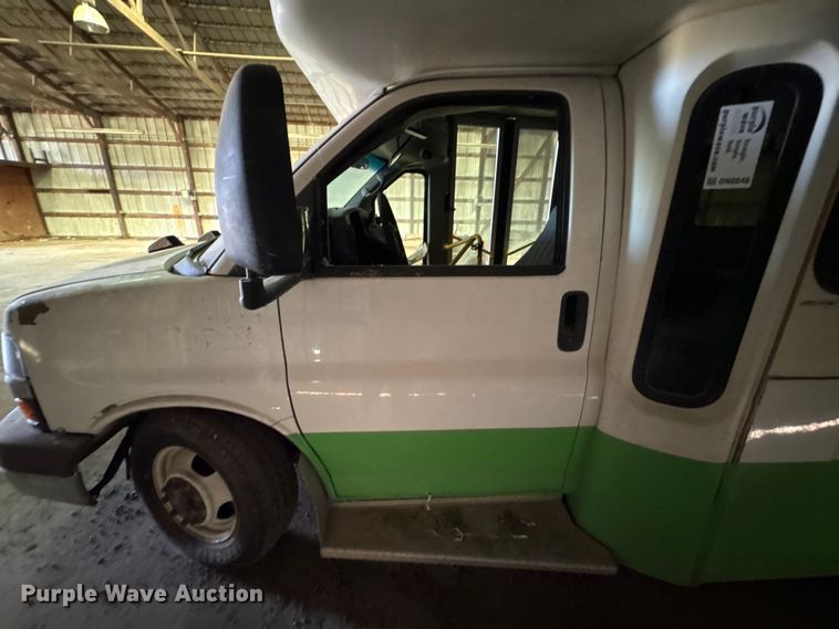 image for item DN0646 2010 Chevrolet CT4 shuttle bus