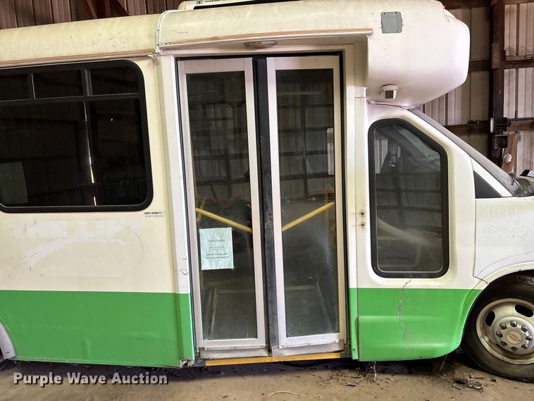 image for item DN0646 2010 Chevrolet CT4 shuttle bus