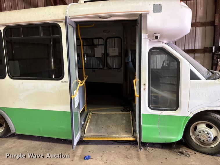image for item DN0646 2010 Chevrolet CT4 shuttle bus