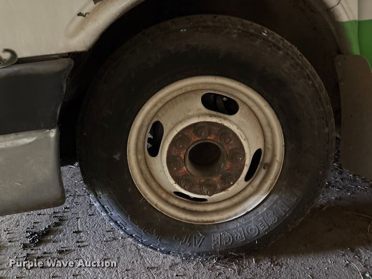 image for item DN0646 2010 Chevrolet CT4 shuttle bus