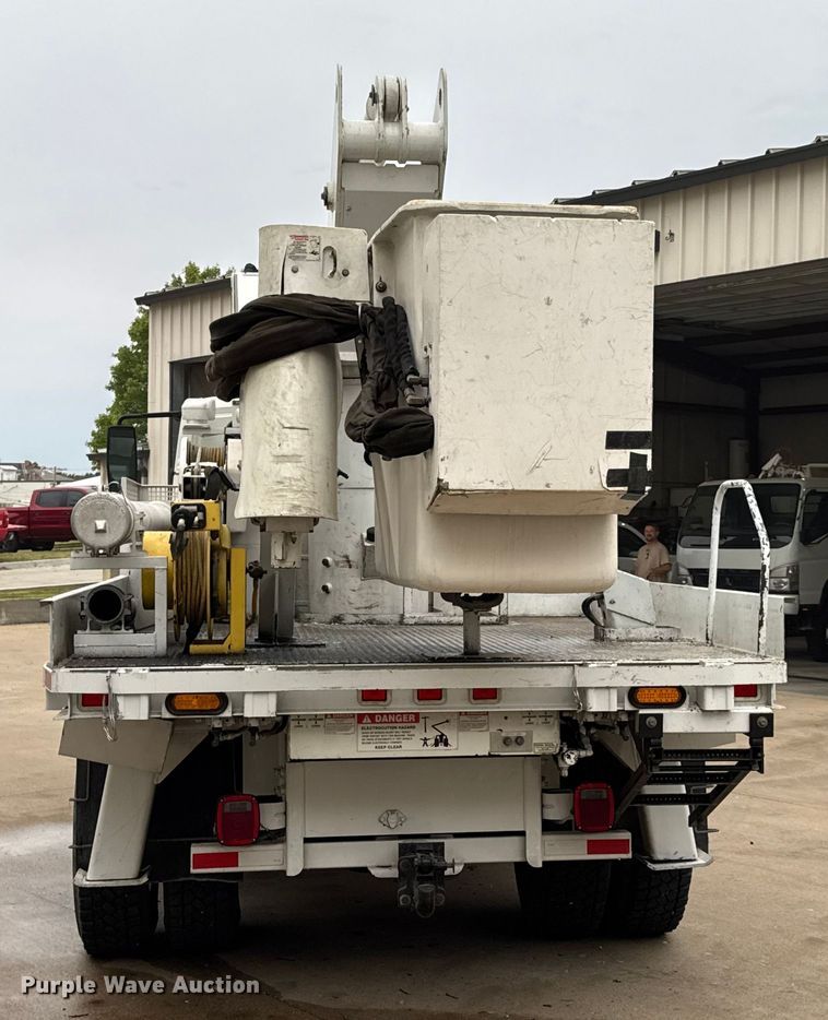 image for item DO2269 2006 International 4300 bucket truck