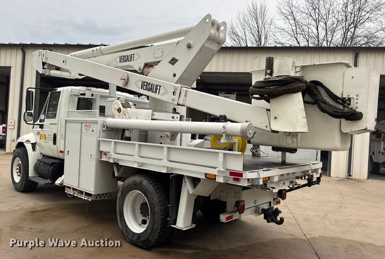 image for item DO2269 2006 International 4300 bucket truck