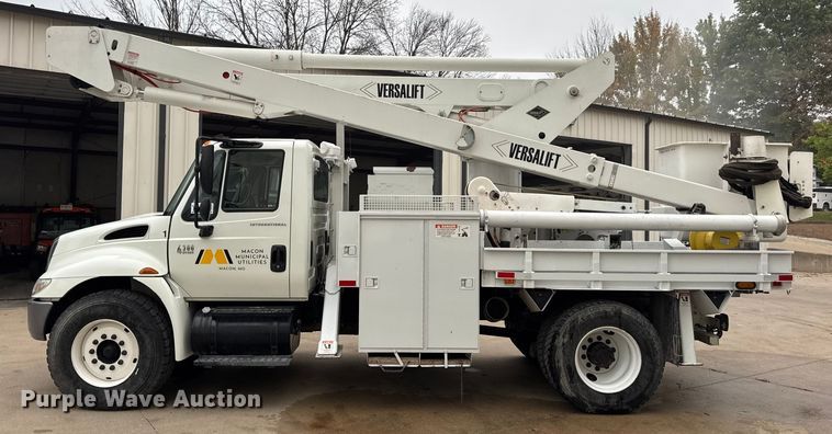 image for item DO2269 2006 International 4300 bucket truck
