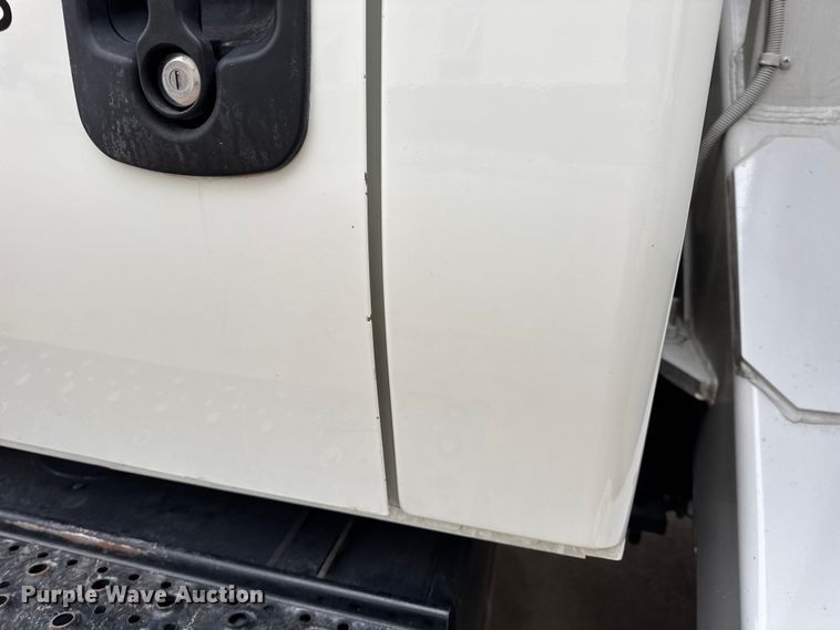 image for item DO2269 2006 International 4300 bucket truck