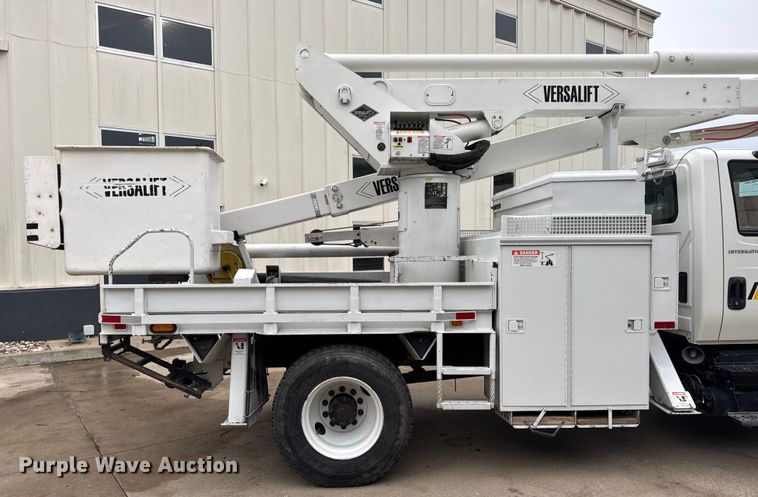 image for item DO2269 2006 International 4300 bucket truck