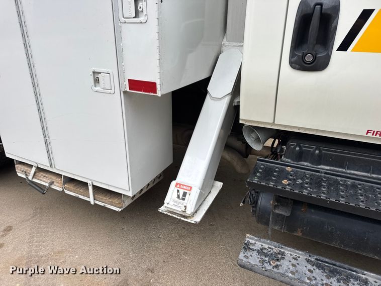 image for item DO2269 2006 International 4300 bucket truck