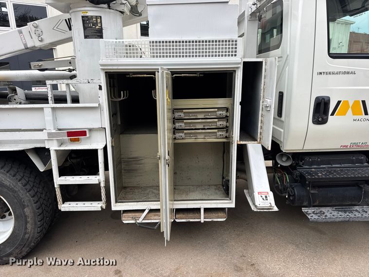 image for item DO2269 2006 International 4300 bucket truck