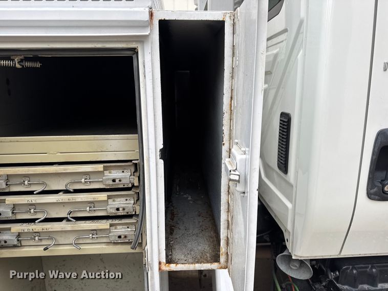 image for item DO2269 2006 International 4300 bucket truck