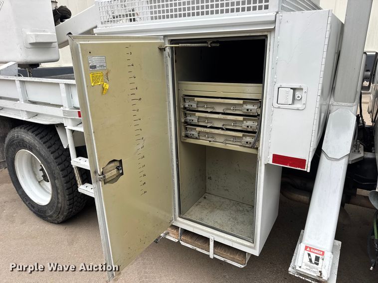 image for item DO2269 2006 International 4300 bucket truck