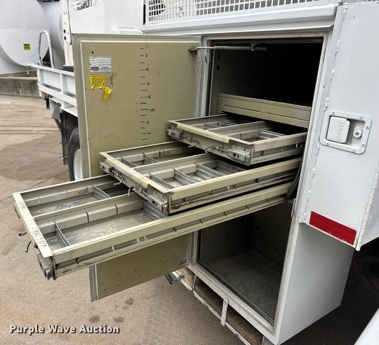 image for item DO2269 2006 International 4300 bucket truck