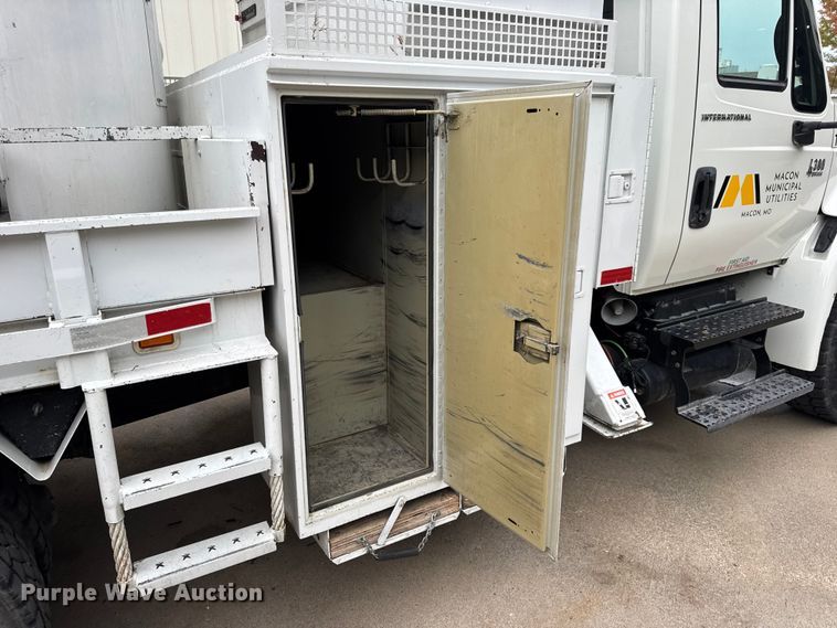 image for item DO2269 2006 International 4300 bucket truck