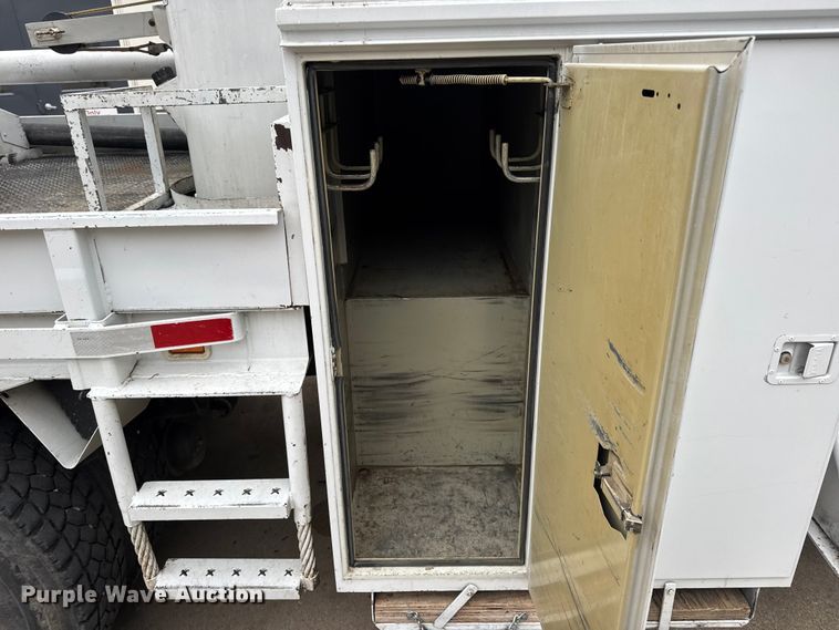 image for item DO2269 2006 International 4300 bucket truck