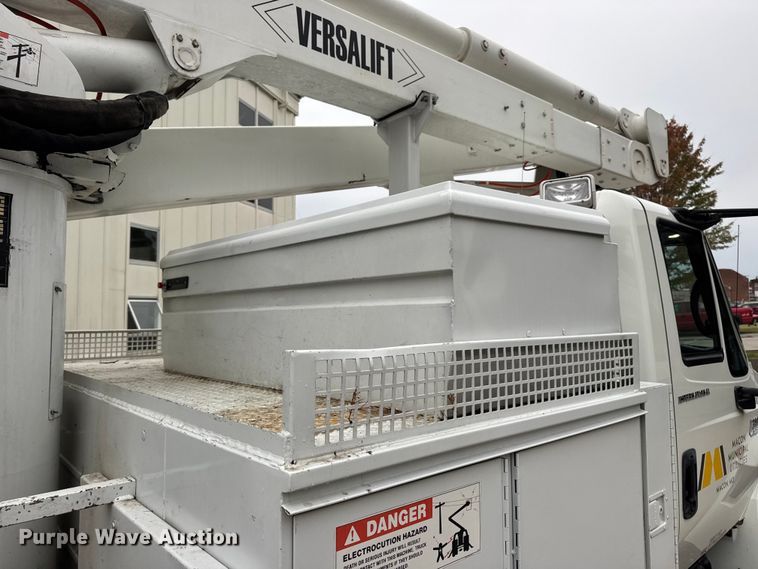 image for item DO2269 2006 International 4300 bucket truck