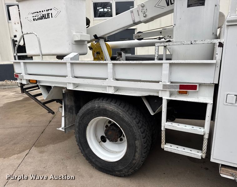 image for item DO2269 2006 International 4300 bucket truck