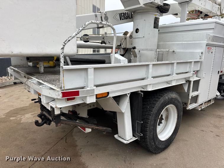 image for item DO2269 2006 International 4300 bucket truck