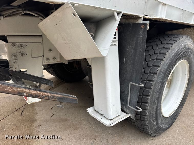 image for item DO2269 2006 International 4300 bucket truck