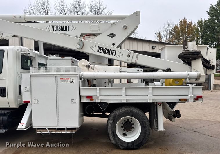 image for item DO2269 2006 International 4300 bucket truck