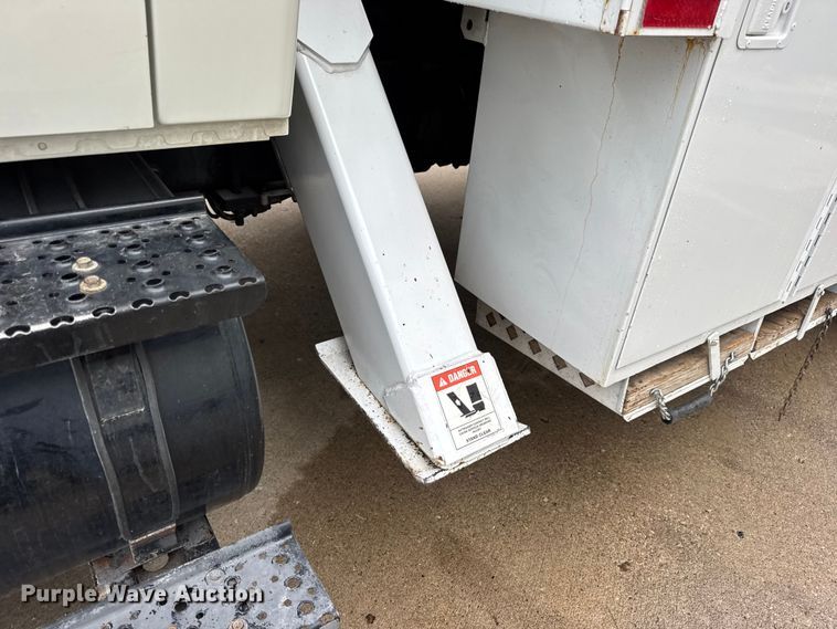 image for item DO2269 2006 International 4300 bucket truck